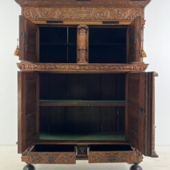 Ąžuolinė drožinėta XIX a. vid. komoda 68x166x215 cm