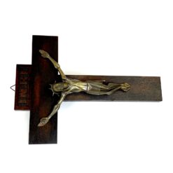 Pakabinamas medinis kryžius su metaline Jėzaus Kristaus figūra 7×31,5×43 cm
