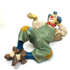 Gulinčio klouno statula iš polirezino, autorius Jun Asilo, 1995 m. 40x68x30 cm