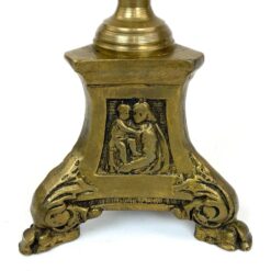 Žalvarinė bažnytinė trijų kojų žvakidė 15×17,5×54,5 cm