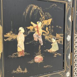 Rytietiška medinė keturių durų komoda su natūralaus akmens dekoracijomis 60x102x159,5 cm
