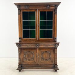 Ąžuolinis drožinėtas dviejų dalių bufetas žalios spalvos stiklo vitražinėmis durimis 57x121x186 cm