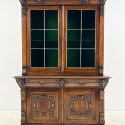 Ąžuolinis drožinėtas dviejų dalių bufetas žalios spalvos stiklo vitražinėmis durimis 57x121x186 cm