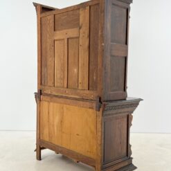 Ąžuolinis drožinėtas dviejų dalių bufetas žalios spalvos stiklo vitražinėmis durimis 57x121x186 cm
