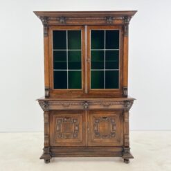 Ąžuolinis drožinėtas dviejų dalių bufetas žalios spalvos stiklo vitražinėmis durimis 57x121x186 cm