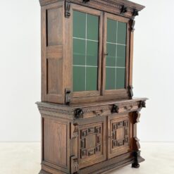 Ąžuolinis drožinėtas dviejų dalių bufetas žalios spalvos stiklo vitražinėmis durimis 57x121x186 cm