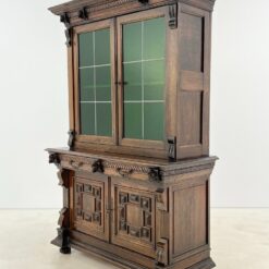 Ąžuolinis drožinėtas dviejų dalių bufetas žalios spalvos stiklo vitražinėmis durimis 57x121x186 cm