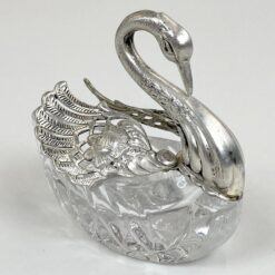 Prieskoninė iš sidabruoto metalo ir stiklo “Gulbė” 8x5x7,5 cm