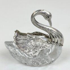 Prieskoninė iš sidabruoto metalo ir stiklo “Gulbė” 8x5x7,5 cm