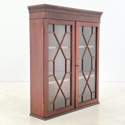 Angliško stiliaus pakabinama raudonmedžio spintelė su stiklu 23x82,5x98,5 cm