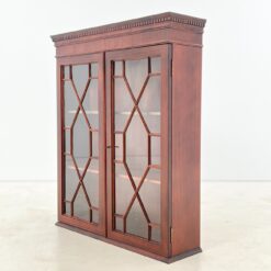 Angliško stiliaus pakabinama raudonmedžio spintelė su stiklu 23x82,5x98,5 cm