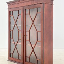 Angliško stiliaus pakabinama raudonmedžio spintelė su stiklu 23×82,5×98,5 cm