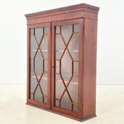 Angliško stiliaus pakabinama raudonmedžio spintelė su stiklu 23×82,5×98,5 cm