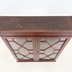 Angliško stiliaus pakabinama raudonmedžio spintelė su stiklu 23×82,5×98,5 cm