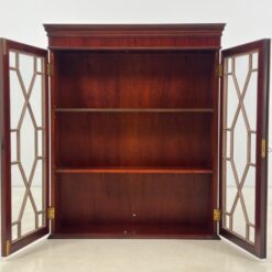 Angliško stiliaus pakabinama raudonmedžio spintelė su stiklu 23×82,5×98,5 cm