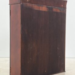 Angliško stiliaus pakabinama raudonmedžio spintelė su stiklu 23×82,5×98,5 cm