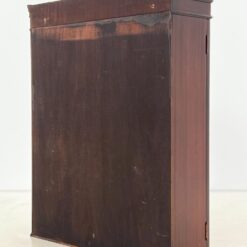 Angliško stiliaus pakabinama raudonmedžio spintelė su stiklu 23×82,5×98,5 cm