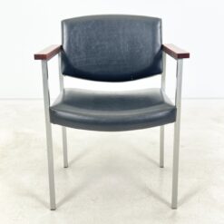 Vintažinis metalinio rėmo krėslas su mediniais porankiais ir eko oda 61x59x80 cm, 44 cm