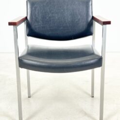 Vintažinis metalinio rėmo krėslas su mediniais porankiais ir eko oda 61x59x80 cm, 44 cm
