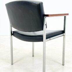 Vintažinis metalinio rėmo krėslas su mediniais porankiais ir eko oda 61x59x80 cm, 44 cm