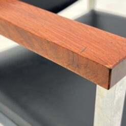 Vintažinis metalinio rėmo krėslas su mediniais porankiais ir eko oda 61x59x80 cm, 44 cm