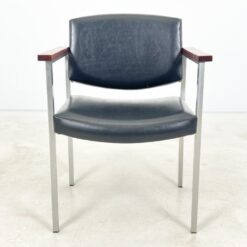 Vintažinis metalinio rėmo krėslas su mediniais porankiais ir eko oda 61x59x80 cm, 44 cm