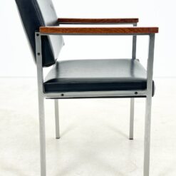 Vintažinis metalinio rėmo krėslas su mediniais porankiais ir eko oda 61x59x80 cm, 44 cm