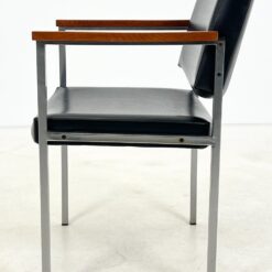 Vintažinis metalinio rėmo krėslas su mediniais porankiais ir eko oda 61x59x80 cm, 44 cm