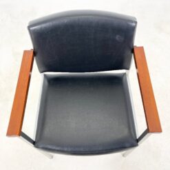 Vintažinis metalinio rėmo krėslas su mediniais porankiais ir eko oda 61x59x80 cm, 44 cm