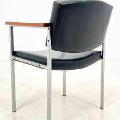 Vintažinis metalinio rėmo krėslas su mediniais porankiais ir eko oda 61x59x80 cm, 44 cm