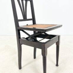 Senovinė reguliuojamo aukščio pianino kėdutė su ratano sėdimąja 44×39,5×89,5 cm, 45(+12) cm