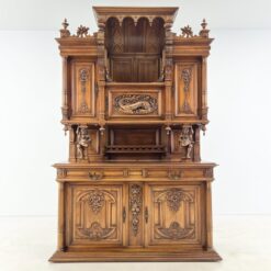 Senovinis drožinėtas barokinio stiliaus riešutmedžio bufetas su arlekinų figūromis 59x162x248 cm