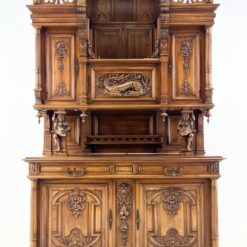Senovinis drožinėtas barokinio stiliaus riešutmedžio bufetas su arlekinų figūromis 59x162x248 cm