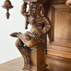 Senovinis drožinėtas barokinio stiliaus riešutmedžio bufetas su arlekinų figūromis 59x162x248 cm
