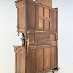 Senovinis drožinėtas barokinio stiliaus riešutmedžio bufetas su arlekinų figūromis 59x162x248 cm