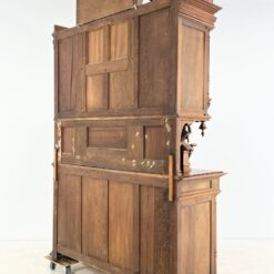 Senovinis drožinėtas barokinio stiliaus riešutmedžio bufetas su arlekinų figūromis 59x162x248 cm