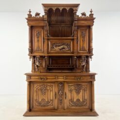 Senovinis drožinėtas barokinio stiliaus riešutmedžio bufetas su arlekinų figūromis 59x162x248 cm