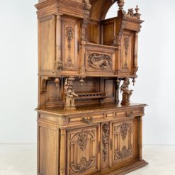Senovinis drožinėtas barokinio stiliaus riešutmedžio bufetas su arlekinų figūromis 59x162x248 cm