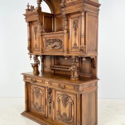 Senovinis drožinėtas barokinio stiliaus riešutmedžio bufetas su arlekinų figūromis 59x162x248 cm