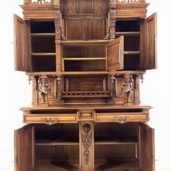 Senovinis drožinėtas barokinio stiliaus riešutmedžio bufetas su arlekinų figūromis 59x162x248 cm