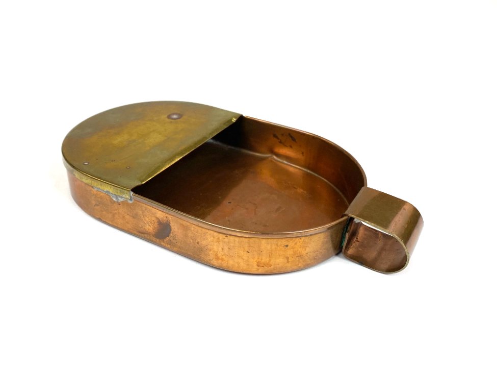 GC0533-interjero-ir-apdailos-detales-2 XIX a. stilistikos aukų dėžutė/indelis iš vario ir žalvario 15×8,5×2 cm
