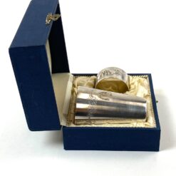 Sidabruoto metalo taurelės ir servetėlės žiedo komplektas dėžutėje 12,5x13x8 cm
