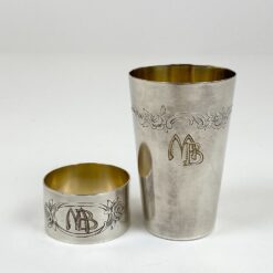 Sidabruoto metalo taurelės ir servetėlės žiedo komplektas dėžutėje 12,5x13x8 cm