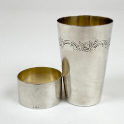 Sidabruoto metalo taurelės ir servetėlės žiedo komplektas dėžutėje 12,5x13x8 cm
