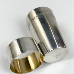 Sidabruoto metalo taurelės ir servetėlės žiedo komplektas dėžutėje 12,5x13x8 cm
