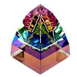 Krištolinė “Swarovski” statula piramidė A 7450 Nr 040 000 su originalia dėžute 4,5×4,5×6 cm