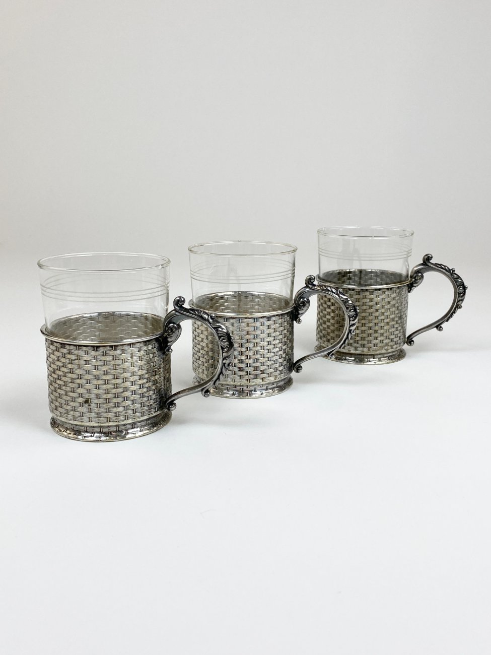 HN2382-kiti-indai-1 Schott & Gen. Jena stiklo stiklinės su sidabruoto metalo laikikliais po 220 ml 3 vnt. komplektas 7x11x9,5 cm