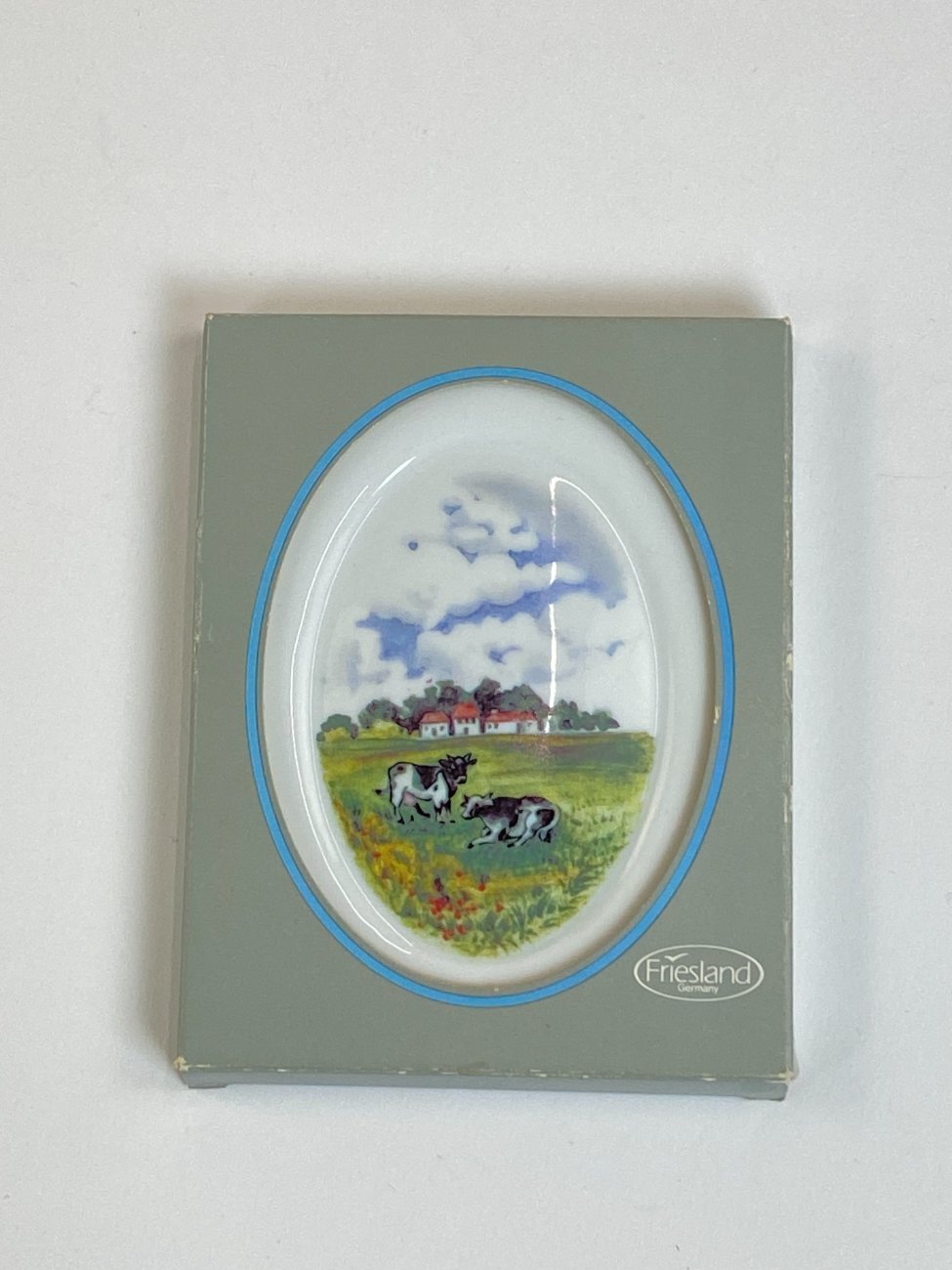 HN2387-gamtos-peizazai-1 Porcelianinis Friesland paveiksliukas – gamtos peizažas su karvėmis 1×9,5×12 cm