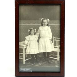 Senovinė dviejų mergaičių nuotrauka (aut. Gustav Brandt, Brėmenas) mediniame rėme su stiklu 1x12x18,5 cm