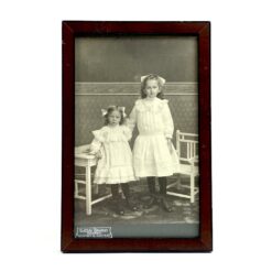 Senovinė dviejų mergaičių nuotrauka (aut. Gustav Brandt, Brėmenas) mediniame rėme su stiklu 1x12x18,5 cm